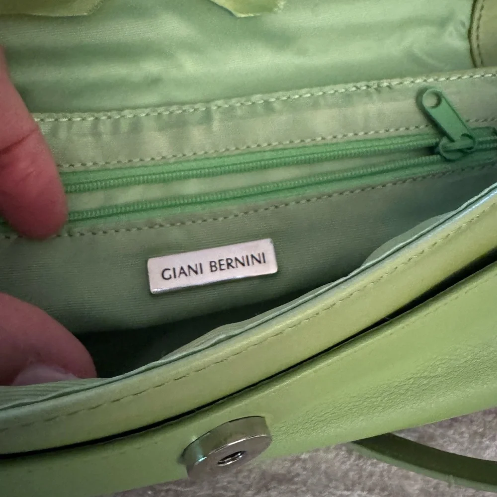 Giani Bernini boxy smooth leather crossbody bag in beautiful green - Picture 4 of 5